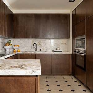 Encimera de losa de piedra, gabinetes de cocina de madera oscura, estilo moderno de mediados de siglo, diseño integrado de electrodomésticos ocultos, gabinetes de cocina - Product Image 2