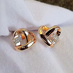 Orecchini a perno delicati a forma di cuore da donna, design a cuore cavo, accessori minimalisti per l'uso quotidiano - Product Image 3