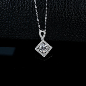 Collier classique en forme de princesse avec halo de diamants de laboratoire, pendentif solitaire à taille ronde avec accents pavés en argent 925 - Product Image 5