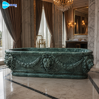 Baignoire en marbre blanc haut de gamme avec tête de lion et gravure en spirale, baignoire autoportante de luxe en pierre pour la décoration des salles de bain d'hôtel
