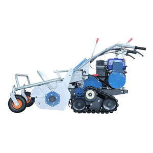Tondeuse à fléaux sur chenilles bleue avec moteur et roues arrière pour l'entretien des pelouses - Product Image 6