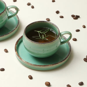 Juego de taza y platillo de cerámica verde esmeralda estilo Wabi Sabi con asa redonda para té de la tarde - Product Image 2