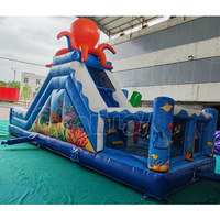 Grande structure gonflable sur le thème du monde sous-marin avec toboggan aquatique et château gonflable à obstacles Fun City
