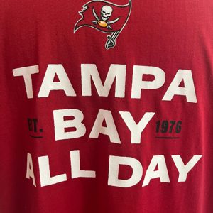 T-<span class=keywords><strong>shirt</strong></span> officiel des Tampa Bay Buccaneers pour homme, collaboration Publix, rouge foncé, manches courtes, col rond, formel, 100 % polyester, pour les fans de football - Product Image 4