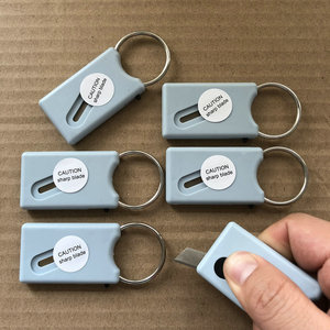 Mini taglierino retrattile personalizzabile con logo, aprilettere multiuso, taglierino di sicurezza per buste e scatole con portachiavi - Product Image 3