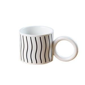 Cuadros con patrón blanco y negro, tablero de ajedrez o bandera de carreras de coches, taza negra de dos tonos - Product Image 2