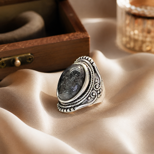 Anello Etnico Vintage Intagliato da Donna, Anello Statement Stile Retrò, Accessorio per Dito dal Design Audace - Product Image 4