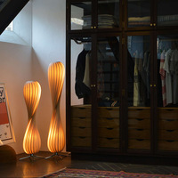 Lampes sur pied LED modernes nordiques avec finition en placage de bois pour salons, bureaux, chambres d'hôtel