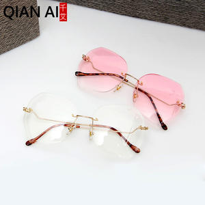 แว่นกันแดดไร้กรอบสำหรับผู้หญิง Qianai เลนส์ไล่เฉดสีโอเชียนทรงไม่สมมาตร ป้องกันรังสียูวี 400 กรอบสีทอง รุ่นที่ 3 - Product Image 3