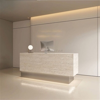 Bureau d'accueil personnalisé en pierre calcaire pour salon de beauté et hôtel de luxe, avec logo Newstar