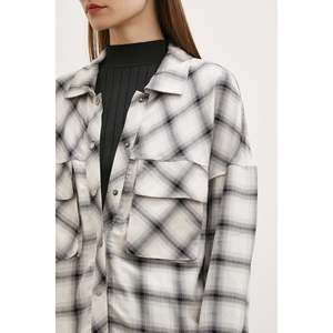 Chemise à carreaux pour femme en popeline crème, boutonnée, asymétrique, pour tous les jours - Product Image 5