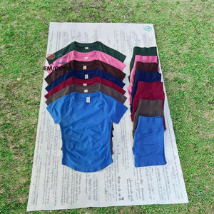 Conjunto deportivo de 2 piezas para mujer, top corto de nailon elástico y pantalones cortos de cintura alta para gimnasio/yoga - Product Image 3