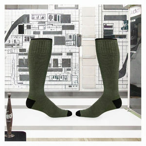Service OEM, chaussettes de sport en coton uni brodées sur mesure de haute qualité pour hommes et chaussettes de football antidérapantes décontractées. - Product Image 3