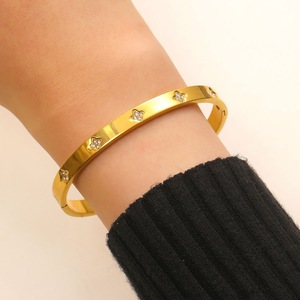 Bracciale in Acciaio Inossidabile PVD Oro, Chiusura a Vite a Forma di C con Diamanti Incastonati, Impermeabile, per Donne, Resistente allo Sbiadimento - Product Image 3