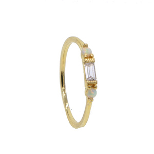 Anillo Delicado de Plata de Ley 925 con Tres Piedras Chapadas en Oro, Diseño Minimalista y Clásico para Mujer - Product Image 1