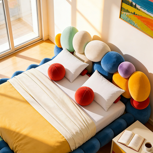Lit plateforme design unique et créatif avec rembourrage doux en forme de bulles, lit double en tissu capitonné minimaliste de luxe pour hôtel, en vente - Product Image 4