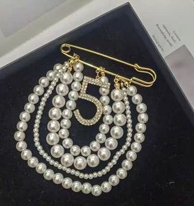 Broche de luxe de créateur NO.5, pendentif en perles, broches élégantes <span class=keywords><strong>pour</strong></span> vêtements, épingle à broche, bijoux de mode <span class=keywords><strong>pour</strong></span> femmes, nouveau catalogue - Product Image 4