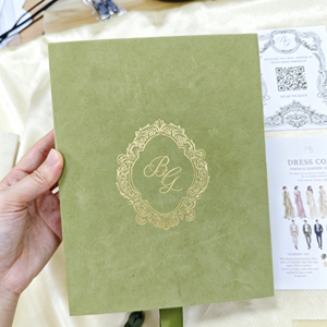 Boîte d'invitation de mariage en velours vert sauge, kit d'invitation personnalisé en acrylique avec monogramme doré, impression <span class=keywords><strong>photo</strong></span>, cartes RSVP et cartes de code vestimentaire - Product Image 5