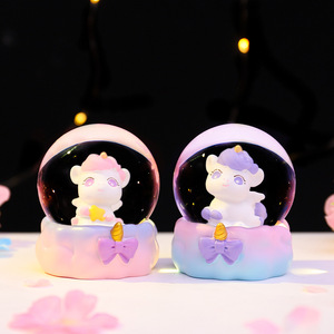 La popolare sfera di cristallo illuminata, una decorazione natalizia a forma di cartone animato nel paese delle meraviglie tra le nuvole, è un regalo creativo e - Product Image 2
