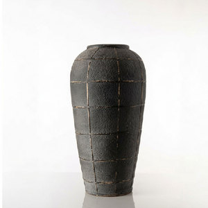 Elegante Jarrón de Terracota con Diseño de Rejilla, un Elegante Adorno para el Hogar a un Precio Accesible - Product Image 1