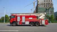 Camion de pompiers HOWO rouge avec fonction de lance d'incendie, véhicule de sauvetage en altitude pour la lutte contre les incendies, à vendre
