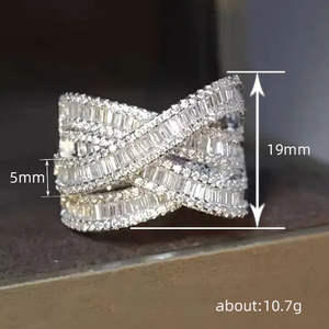 Anello Geometrico Stratificato con Zirconi per Donne, Elegante Gioiello da Dito per Fidanzamento e Moda - Product Image 4