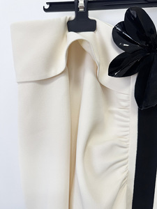 Großhandel Cremefarbenes Schulterfreies Abendkleid Damen Langarm Schwarz Blumenapplikation Gerafftes Bodycon Meerjungfrau Bodenlange Formelle Maxikleider - Product Image 5