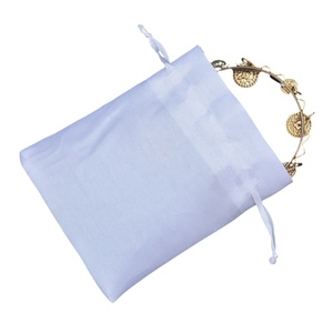 Sacs en satin blancs miniatures de 7 x 9 cm pour bijoux, bagues, boucles d'oreilles, emballage anti-poussière, sacs cadeaux en soie, vente en gros - Product Image 4