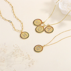 Breloques rondes dorées avec initiales et bordure en pierres précieuses arc-en-ciel, pendentifs lettres A B C, bijoux - Product Image 5