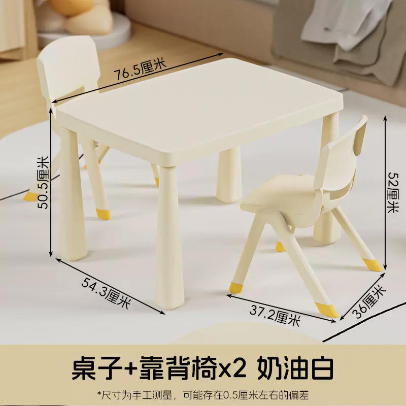 Un ensemble composé d'une table et de deux chaises en blanc crème