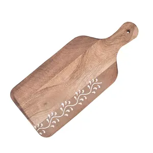 Tabla de cortar redonda de PP y madera hecha a mano ligera de nuevo diseño de exportador indio con agujero para colgar tabla de queso ecológica - Product Image 1
