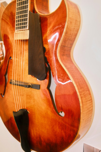 Guitarra Eléctrica <span class=keywords><strong>Jazz</strong></span> <span class=keywords><strong>de</strong></span> 16 Pulgadas Hecha a Mano por Yunzhi Luthier, Cuerpo Hueco <span class=keywords><strong>de</strong></span> Arce Flameado, Tapa <span class=keywords><strong>de</strong></span> Abeto Marrón, Mástil <span class=keywords><strong>de</strong></span> Arce, Profesional - Product Image 5