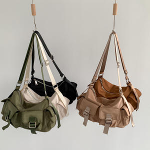 Bolso de hombro impermeable de gran capacidad para mujer, de nailon texturizado, moderno, informal, tipo bandolera. - Product Image 4