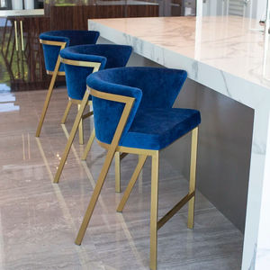 Tabouret de bar moderne en velours italien avec structure en acier inoxydable doré, <span class=keywords><strong>pivotant</strong></span> et réglable, haut de gamme, pour îlot de cuisine et usage commercial - Product Image 1