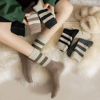 Vente en gros de chaussettes d'hiver tricotées quatre saisons en coton noir blanc pour hommes et femmes à la mode