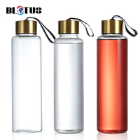 Vente en gros de bouteilles d'eau réutilisables 1L personnalisées mignonnes isolées en verre borilicate transparent pour la salle de sport et le sport avec manchon en silicone