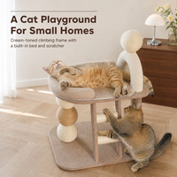 Arbre à chat compact en sisal avec échelle, lit intégré et griffoir, idéal pour chats d'intérieur