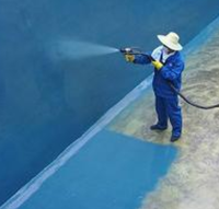 Polyuréthane en spray bicomposant, imperméable et résistant aux UV, adapté aux domaines industriel et de construction.
