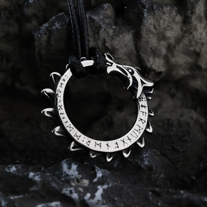 Collar con colgante de dragón para hombre de acero inoxidable estilo nórdico retro de Yunnique con diseño de runas vikingas para regalo. - Product Image 3