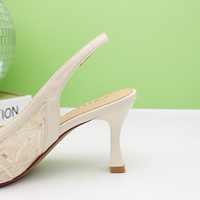 Chaussures à talons hauts blanches élégantes et modernes pour femme, style stiletto, idéales pour les mariages et occasions formelles