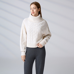 Pull col roulé en maille torsadée blanc uni personnalisé, coupe ample et confortable, collection Automne Hiver 2026 pour femme - Product Image 3