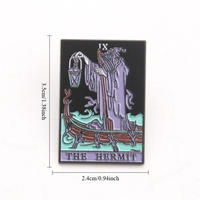 Broche en émail style punk gothique « THE HERMIT » avec motif de carte de tarot et de formule magique, idéale pour les vêtements et les accessoires de sac à dos