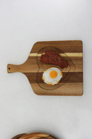 Houten snijplank met handvat, geschikt voor brood, vlees, fruit, kaas en het serveren.