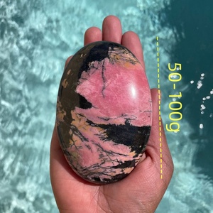 หินโรโดไนต์ธรรมชาติทรงปาล์ม หินแกะสลักด้วยมือสำหรับบรรเทาความวิตกกังวล คลายเครียด บำบัดด้วยเรกิ ของสะสม ตกแต่งบ้าน - Product Image 1