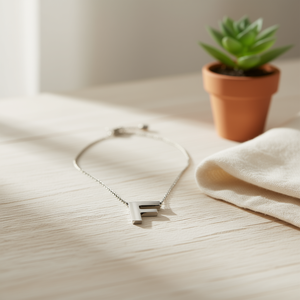 Collana con Ciondolo Lettera F in Acciaio Inossidabile Placcato Oro, Gioiello Minimalista alla Moda per Donne - Product Image 2