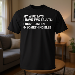 Mi esposa dice que tengo dos defectos: no escucho lo que dice ella - Camiseta - Product Image 3