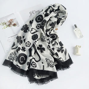 Vente en gros 2023 nouvelle arrivée carré en coton 130x130cm grandes femmes célèbre marque de styliste châles dames châles avec pompon - Product Image 3