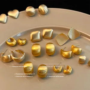 Pendientes de tuerca en forma de C mate chapados en oro de alta calidad de diseño Simple para mujer - Product Image 2