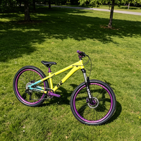 Vélo de montagne professionnel à 9 vitesses avec frein à disque hydraulique, cadre en alliage d'aluminium, selle confortable et pédales ordinaires