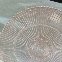 Ensemble d'Assiettes de Verre Design Perlé de Luxe Européen Forme Ronde Embossée Or Assiette de Chargeur Verre pour Décoration de Table de Mariage